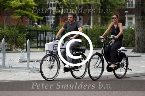 Amsterdam 22 juli 2017
Nada v Nie met haar man Frank Bakker op de fiets in amsterdam zuid.