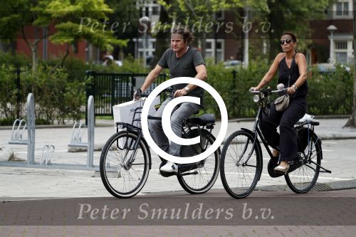 Amsterdam 22 juli 2017
Nada v Nie met haar man Frank Bakker op de fiets in amsterdam zuid.