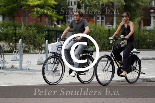 Amsterdam 22 juli 2017
Nada v Nie met haar man Frank Bakker op de fiets in amsterdam zuid.