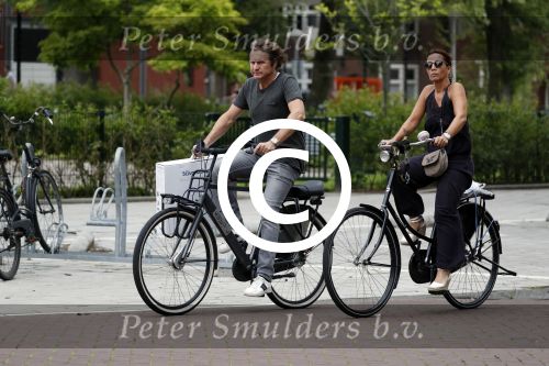 Amsterdam 22 juli 2017
Nada v Nie met haar man Frank Bakker op de fiets in amsterdam zuid.