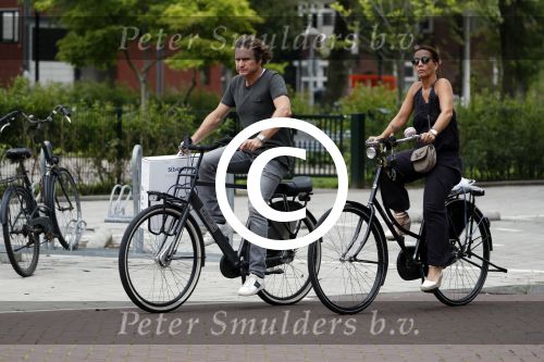 Amsterdam 22 juli 2017
Nada v Nie met haar man Frank Bakker op de fiets in amsterdam zuid.