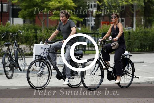 Amsterdam 22 juli 2017
Nada v Nie met haar man Frank Bakker op de fiets in amsterdam zuid.