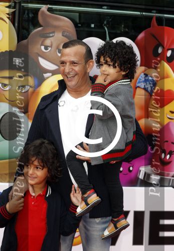 Amsterdam 2 augustus 2017  
Premiere emoji de film in pathe arena. najib Amhali met zijn zoons