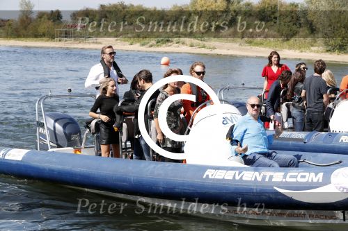 Eiland van Maurik 4 september 2017
Groepsfoto met Nicolette Kluijver en Dennis Weening met Marieke Elsinga, Anouk Hoogendijk, Roeland Fernhout, Niels Gomperts, Carolina Dijkhuizen, Henk Poort, Joelle Witschge, Richard Witschge, Shelly Sterk, Soundos El Ahmadi, Danny Froger, Kaj Gorgels, Nicole Buch en Brace. tijdens de persviewing van Expeditie Robinson 2017 op het Eiland van Maurik