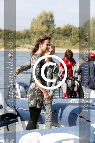 Eiland van Maurik 4 september 2017
Groepsfoto met Nicolette Kluijver en Dennis Weening met Marieke Elsinga, Anouk Hoogendijk, Roeland Fernhout, Niels Gomperts, Carolina Dijkhuizen, Henk Poort, Joelle Witschge, Richard Witschge, Shelly Sterk, Soundos El Ahmadi, Danny Froger, Kaj Gorgels, Nicole Buch en Brace. tijdens de persviewing van Expeditie Robinson 2017 op het Eiland van Maurik
