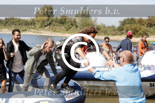 Eiland van Maurik 4 september 2017
Groepsfoto met Nicolette Kluijver en Dennis Weening met Marieke Elsinga, Anouk Hoogendijk, Roeland Fernhout, Niels Gomperts, Carolina Dijkhuizen, Henk Poort, Joelle Witschge, Richard Witschge, Shelly Sterk, Soundos El Ahmadi, Danny Froger, Kaj Gorgels, Nicole Buch en Brace. tijdens de persviewing van Expeditie Robinson 2017 op het Eiland van Maurik