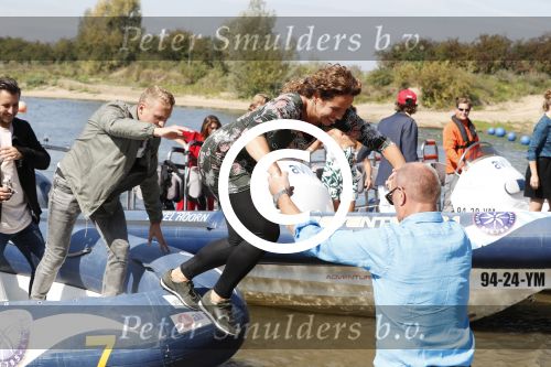 Eiland van Maurik 4 september 2017
Groepsfoto met Nicolette Kluijver en Dennis Weening met Marieke Elsinga, Anouk Hoogendijk, Roeland Fernhout, Niels Gomperts, Carolina Dijkhuizen, Henk Poort, Joelle Witschge, Richard Witschge, Shelly Sterk, Soundos El Ahmadi, Danny Froger, Kaj Gorgels, Nicole Buch en Brace. tijdens de persviewing van Expeditie Robinson 2017 op het Eiland van Maurik