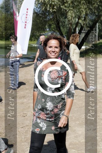Eiland van Maurik 4 september 2017
Groepsfoto met Nicolette Kluijver en Dennis Weening met Marieke Elsinga, Anouk Hoogendijk, Roeland Fernhout, Niels Gomperts, Carolina Dijkhuizen, Henk Poort, Joelle Witschge, Richard Witschge, Shelly Sterk, Soundos El Ahmadi, Danny Froger, Kaj Gorgels, Nicole Buch en Brace. tijdens de persviewing van Expeditie Robinson 2017 op het Eiland van Maurik