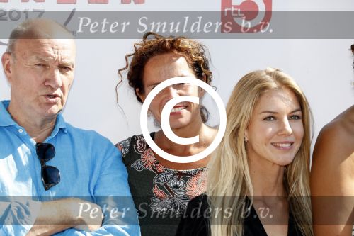 Eiland van Maurik 4 september 2017
Groepsfoto met Nicolette Kluijver en Dennis Weening met Marieke Elsinga, Anouk Hoogendijk, Roeland Fernhout, Niels Gomperts, Carolina Dijkhuizen, Henk Poort, Joelle Witschge, Richard Witschge, Shelly Sterk, Soundos El Ahmadi, Danny Froger, Kaj Gorgels, Nicole Buch en Brace. tijdens de persviewing van Expeditie Robinson 2017 op het Eiland van Maurik