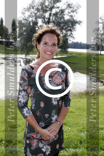 Eiland van Maurik 4 september 2017
Groepsfoto met Nicolette Kluijver en Dennis Weening met Marieke Elsinga, Anouk Hoogendijk, Roeland Fernhout, Niels Gomperts, Carolina Dijkhuizen, Henk Poort, Joelle Witschge, Richard Witschge, Shelly Sterk, Soundos El Ahmadi, Danny Froger, Kaj Gorgels, Nicole Buch en Brace. tijdens de persviewing van Expeditie Robinson 2017 op het Eiland van Maurik