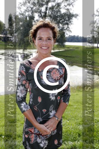 Eiland van Maurik 4 september 2017
Groepsfoto met Nicolette Kluijver en Dennis Weening met Marieke Elsinga, Anouk Hoogendijk, Roeland Fernhout, Niels Gomperts, Carolina Dijkhuizen, Henk Poort, Joelle Witschge, Richard Witschge, Shelly Sterk, Soundos El Ahmadi, Danny Froger, Kaj Gorgels, Nicole Buch en Brace. tijdens de persviewing van Expeditie Robinson 2017 op het Eiland van Maurik