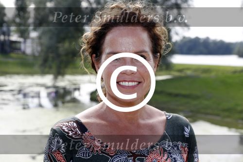 Eiland van Maurik 4 september 2017
Groepsfoto met Nicolette Kluijver en Dennis Weening met Marieke Elsinga, Anouk Hoogendijk, Roeland Fernhout, Niels Gomperts, Carolina Dijkhuizen, Henk Poort, Joelle Witschge, Richard Witschge, Shelly Sterk, Soundos El Ahmadi, Danny Froger, Kaj Gorgels, Nicole Buch en Brace. tijdens de persviewing van Expeditie Robinson 2017 op het Eiland van Maurik