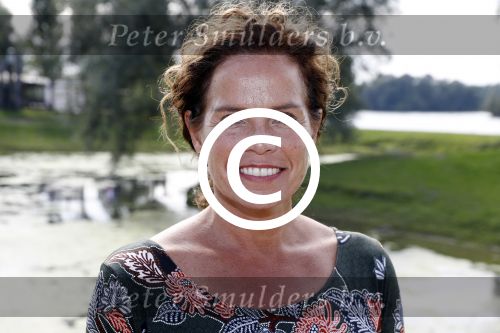 Eiland van Maurik 4 september 2017
Groepsfoto met Nicolette Kluijver en Dennis Weening met Marieke Elsinga, Anouk Hoogendijk, Roeland Fernhout, Niels Gomperts, Carolina Dijkhuizen, Henk Poort, Joelle Witschge, Richard Witschge, Shelly Sterk, Soundos El Ahmadi, Danny Froger, Kaj Gorgels, Nicole Buch en Brace. tijdens de persviewing van Expeditie Robinson 2017 op het Eiland van Maurik