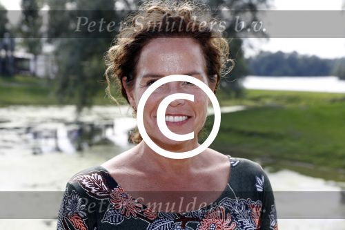 Eiland van Maurik 4 september 2017
Groepsfoto met Nicolette Kluijver en Dennis Weening met Marieke Elsinga, Anouk Hoogendijk, Roeland Fernhout, Niels Gomperts, Carolina Dijkhuizen, Henk Poort, Joelle Witschge, Richard Witschge, Shelly Sterk, Soundos El Ahmadi, Danny Froger, Kaj Gorgels, Nicole Buch en Brace. tijdens de persviewing van Expeditie Robinson 2017 op het Eiland van Maurik