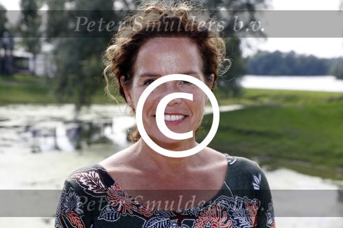 Eiland van Maurik 4 september 2017
Groepsfoto met Nicolette Kluijver en Dennis Weening met Marieke Elsinga, Anouk Hoogendijk, Roeland Fernhout, Niels Gomperts, Carolina Dijkhuizen, Henk Poort, Joelle Witschge, Richard Witschge, Shelly Sterk, Soundos El Ahmadi, Danny Froger, Kaj Gorgels, Nicole Buch en Brace. tijdens de persviewing van Expeditie Robinson 2017 op het Eiland van Maurik