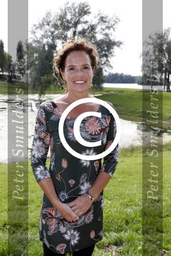 Eiland van Maurik 4 september 2017
Groepsfoto met Nicolette Kluijver en Dennis Weening met Marieke Elsinga, Anouk Hoogendijk, Roeland Fernhout, Niels Gomperts, Carolina Dijkhuizen, Henk Poort, Joelle Witschge, Richard Witschge, Shelly Sterk, Soundos El Ahmadi, Danny Froger, Kaj Gorgels, Nicole Buch en Brace. tijdens de persviewing van Expeditie Robinson 2017 op het Eiland van Maurik