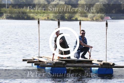 Eiland van Maurik 4 september 2017
Groepsfoto met Nicolette Kluijver en Dennis Weening met Marieke Elsinga, Anouk Hoogendijk, Roeland Fernhout, Niels Gomperts, Carolina Dijkhuizen, Henk Poort, Joelle Witschge, Richard Witschge, Shelly Sterk, Soundos El Ahmadi, Danny Froger, Kaj Gorgels, Nicole Buch en Brace. tijdens de persviewing van Expeditie Robinson 2017 op het Eiland van Maurik