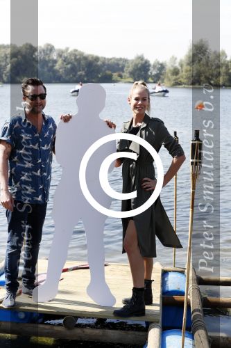 Eiland van Maurik 4 september 2017
Groepsfoto met Nicolette Kluijver en Dennis Weening met Marieke Elsinga, Anouk Hoogendijk, Roeland Fernhout, Niels Gomperts, Carolina Dijkhuizen, Henk Poort, Joelle Witschge, Richard Witschge, Shelly Sterk, Soundos El Ahmadi, Danny Froger, Kaj Gorgels, Nicole Buch en Brace. tijdens de persviewing van Expeditie Robinson 2017 op het Eiland van Maurik