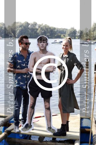 Eiland van Maurik 4 september 2017
Groepsfoto met Nicolette Kluijver en Dennis Weening met Marieke Elsinga, Anouk Hoogendijk, Roeland Fernhout, Niels Gomperts, Carolina Dijkhuizen, Henk Poort, Joelle Witschge, Richard Witschge, Shelly Sterk, Soundos El Ahmadi, Danny Froger, Kaj Gorgels, Nicole Buch en Brace. tijdens de persviewing van Expeditie Robinson 2017 op het Eiland van Maurik