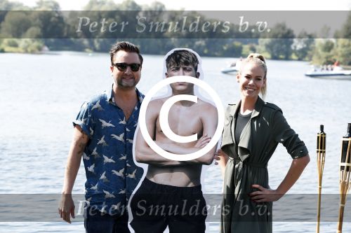Eiland van Maurik 4 september 2017
Groepsfoto met Nicolette Kluijver en Dennis Weening met Marieke Elsinga, Anouk Hoogendijk, Roeland Fernhout, Niels Gomperts, Carolina Dijkhuizen, Henk Poort, Joelle Witschge, Richard Witschge, Shelly Sterk, Soundos El Ahmadi, Danny Froger, Kaj Gorgels, Nicole Buch en Brace. tijdens de persviewing van Expeditie Robinson 2017 op het Eiland van Maurik