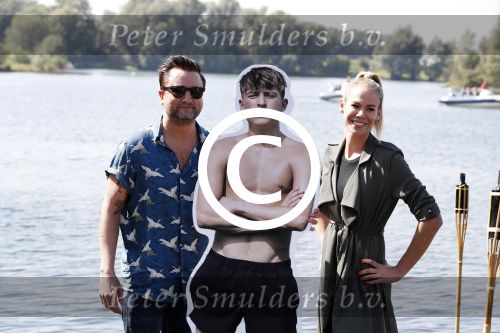 Eiland van Maurik 4 september 2017
Groepsfoto met Nicolette Kluijver en Dennis Weening met Marieke Elsinga, Anouk Hoogendijk, Roeland Fernhout, Niels Gomperts, Carolina Dijkhuizen, Henk Poort, Joelle Witschge, Richard Witschge, Shelly Sterk, Soundos El Ahmadi, Danny Froger, Kaj Gorgels, Nicole Buch en Brace. tijdens de persviewing van Expeditie Robinson 2017 op het Eiland van Maurik