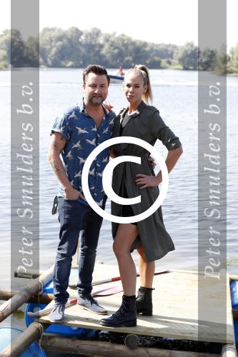Eiland van Maurik 4 september 2017
Groepsfoto met Nicolette Kluijver en Dennis Weening met Marieke Elsinga, Anouk Hoogendijk, Roeland Fernhout, Niels Gomperts, Carolina Dijkhuizen, Henk Poort, Joelle Witschge, Richard Witschge, Shelly Sterk, Soundos El Ahmadi, Danny Froger, Kaj Gorgels, Nicole Buch en Brace. tijdens de persviewing van Expeditie Robinson 2017 op het Eiland van Maurik