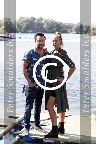 Eiland van Maurik 4 september 2017
Groepsfoto met Nicolette Kluijver en Dennis Weening met Marieke Elsinga, Anouk Hoogendijk, Roeland Fernhout, Niels Gomperts, Carolina Dijkhuizen, Henk Poort, Joelle Witschge, Richard Witschge, Shelly Sterk, Soundos El Ahmadi, Danny Froger, Kaj Gorgels, Nicole Buch en Brace. tijdens de persviewing van Expeditie Robinson 2017 op het Eiland van Maurik
