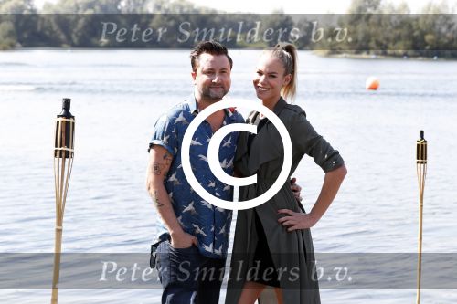 Eiland van Maurik 4 september 2017
Groepsfoto met Nicolette Kluijver en Dennis Weening met Marieke Elsinga, Anouk Hoogendijk, Roeland Fernhout, Niels Gomperts, Carolina Dijkhuizen, Henk Poort, Joelle Witschge, Richard Witschge, Shelly Sterk, Soundos El Ahmadi, Danny Froger, Kaj Gorgels, Nicole Buch en Brace. tijdens de persviewing van Expeditie Robinson 2017 op het Eiland van Maurik