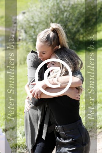 Eiland van Maurik 4 september 2017
Groepsfoto met Nicolette Kluijver en Dennis Weening met Marieke Elsinga, Anouk Hoogendijk, Roeland Fernhout, Niels Gomperts, Carolina Dijkhuizen, Henk Poort, Joelle Witschge, Richard Witschge, Shelly Sterk, Soundos El Ahmadi, Danny Froger, Kaj Gorgels, Nicole Buch en Brace. tijdens de persviewing van Expeditie Robinson 2017 op het Eiland van Maurik
