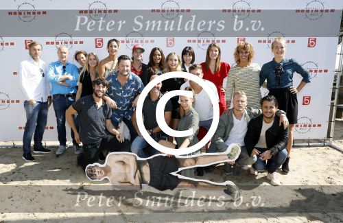 Eiland van Maurik 4 september 2017
Groepsfoto met Nicolette Kluijver en Dennis Weening met Marieke Elsinga, Anouk Hoogendijk, Roeland Fernhout, Niels Gomperts, Carolina Dijkhuizen, Henk Poort, Joelle Witschge, Richard Witschge, Shelly Sterk, Soundos El Ahmadi, Danny Froger, Kaj Gorgels, Nicole Buch en Brace. tijdens de persviewing van Expeditie Robinson 2017 op het Eiland van Maurik