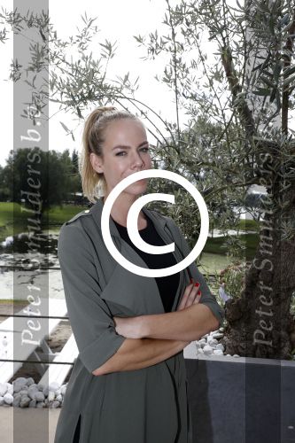 Eiland van Maurik 4 september 2017
Groepsfoto met Nicolette Kluijver en Dennis Weening met Marieke Elsinga, Anouk Hoogendijk, Roeland Fernhout, Niels Gomperts, Carolina Dijkhuizen, Henk Poort, Joelle Witschge, Richard Witschge, Shelly Sterk, Soundos El Ahmadi, Danny Froger, Kaj Gorgels, Nicole Buch en Brace. tijdens de persviewing van Expeditie Robinson 2017 op het Eiland van Maurik