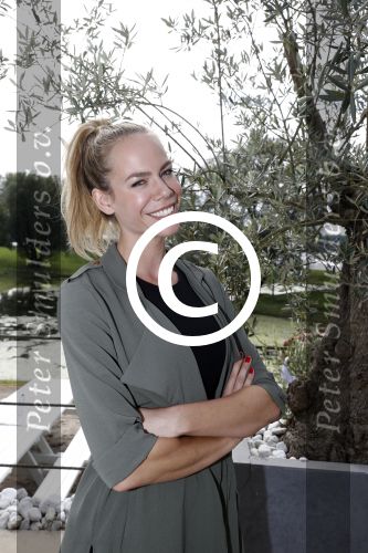 Eiland van Maurik 4 september 2017
Groepsfoto met Nicolette Kluijver en Dennis Weening met Marieke Elsinga, Anouk Hoogendijk, Roeland Fernhout, Niels Gomperts, Carolina Dijkhuizen, Henk Poort, Joelle Witschge, Richard Witschge, Shelly Sterk, Soundos El Ahmadi, Danny Froger, Kaj Gorgels, Nicole Buch en Brace. tijdens de persviewing van Expeditie Robinson 2017 op het Eiland van Maurik