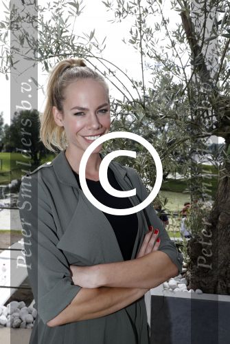 Eiland van Maurik 4 september 2017
Groepsfoto met Nicolette Kluijver en Dennis Weening met Marieke Elsinga, Anouk Hoogendijk, Roeland Fernhout, Niels Gomperts, Carolina Dijkhuizen, Henk Poort, Joelle Witschge, Richard Witschge, Shelly Sterk, Soundos El Ahmadi, Danny Froger, Kaj Gorgels, Nicole Buch en Brace. tijdens de persviewing van Expeditie Robinson 2017 op het Eiland van Maurik