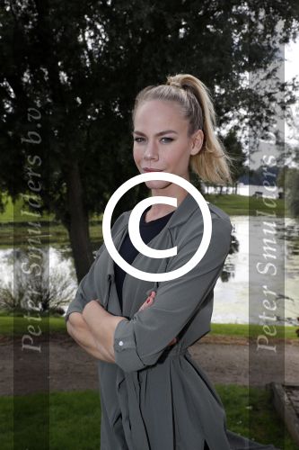 Eiland van Maurik 4 september 2017
Groepsfoto met Nicolette Kluijver en Dennis Weening met Marieke Elsinga, Anouk Hoogendijk, Roeland Fernhout, Niels Gomperts, Carolina Dijkhuizen, Henk Poort, Joelle Witschge, Richard Witschge, Shelly Sterk, Soundos El Ahmadi, Danny Froger, Kaj Gorgels, Nicole Buch en Brace. tijdens de persviewing van Expeditie Robinson 2017 op het Eiland van Maurik