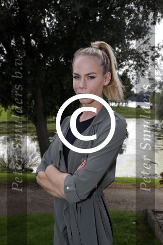 Eiland van Maurik 4 september 2017
Groepsfoto met Nicolette Kluijver en Dennis Weening met Marieke Elsinga, Anouk Hoogendijk, Roeland Fernhout, Niels Gomperts, Carolina Dijkhuizen, Henk Poort, Joelle Witschge, Richard Witschge, Shelly Sterk, Soundos El Ahmadi, Danny Froger, Kaj Gorgels, Nicole Buch en Brace. tijdens de persviewing van Expeditie Robinson 2017 op het Eiland van Maurik