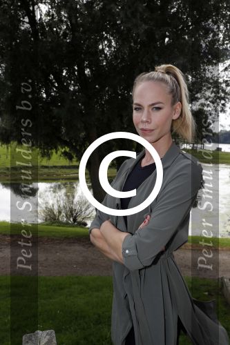Eiland van Maurik 4 september 2017
Groepsfoto met Nicolette Kluijver en Dennis Weening met Marieke Elsinga, Anouk Hoogendijk, Roeland Fernhout, Niels Gomperts, Carolina Dijkhuizen, Henk Poort, Joelle Witschge, Richard Witschge, Shelly Sterk, Soundos El Ahmadi, Danny Froger, Kaj Gorgels, Nicole Buch en Brace. tijdens de persviewing van Expeditie Robinson 2017 op het Eiland van Maurik