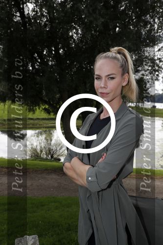 Eiland van Maurik 4 september 2017
Groepsfoto met Nicolette Kluijver en Dennis Weening met Marieke Elsinga, Anouk Hoogendijk, Roeland Fernhout, Niels Gomperts, Carolina Dijkhuizen, Henk Poort, Joelle Witschge, Richard Witschge, Shelly Sterk, Soundos El Ahmadi, Danny Froger, Kaj Gorgels, Nicole Buch en Brace. tijdens de persviewing van Expeditie Robinson 2017 op het Eiland van Maurik