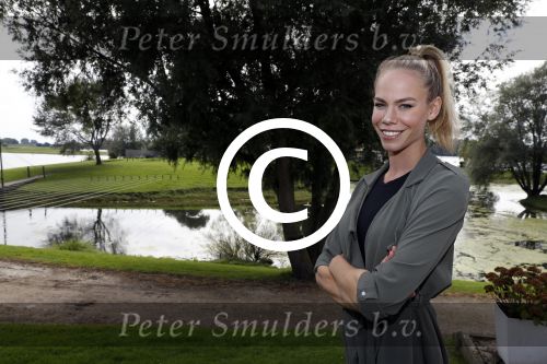 Eiland van Maurik 4 september 2017
Groepsfoto met Nicolette Kluijver en Dennis Weening met Marieke Elsinga, Anouk Hoogendijk, Roeland Fernhout, Niels Gomperts, Carolina Dijkhuizen, Henk Poort, Joelle Witschge, Richard Witschge, Shelly Sterk, Soundos El Ahmadi, Danny Froger, Kaj Gorgels, Nicole Buch en Brace. tijdens de persviewing van Expeditie Robinson 2017 op het Eiland van Maurik