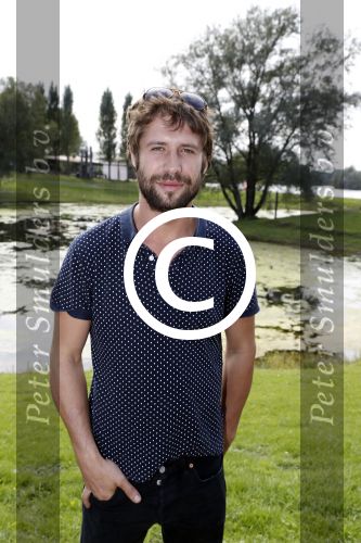 Eiland van Maurik 4 september 2017
Groepsfoto met Nicolette Kluijver en Dennis Weening met Marieke Elsinga, Anouk Hoogendijk, Roeland Fernhout, Niels Gomperts, Carolina Dijkhuizen, Henk Poort, Joelle Witschge, Richard Witschge, Shelly Sterk, Soundos El Ahmadi, Danny Froger, Kaj Gorgels, Nicole Buch en Brace. tijdens de persviewing van Expeditie Robinson 2017 op het Eiland van Maurik