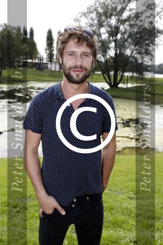 Eiland van Maurik 4 september 2017
Groepsfoto met Nicolette Kluijver en Dennis Weening met Marieke Elsinga, Anouk Hoogendijk, Roeland Fernhout, Niels Gomperts, Carolina Dijkhuizen, Henk Poort, Joelle Witschge, Richard Witschge, Shelly Sterk, Soundos El Ahmadi, Danny Froger, Kaj Gorgels, Nicole Buch en Brace. tijdens de persviewing van Expeditie Robinson 2017 op het Eiland van Maurik