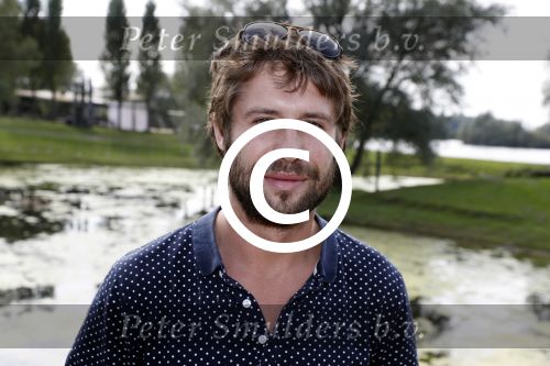 Eiland van Maurik 4 september 2017
Groepsfoto met Nicolette Kluijver en Dennis Weening met Marieke Elsinga, Anouk Hoogendijk, Roeland Fernhout, Niels Gomperts, Carolina Dijkhuizen, Henk Poort, Joelle Witschge, Richard Witschge, Shelly Sterk, Soundos El Ahmadi, Danny Froger, Kaj Gorgels, Nicole Buch en Brace. tijdens de persviewing van Expeditie Robinson 2017 op het Eiland van Maurik