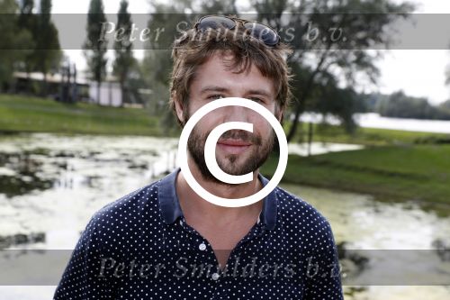 Eiland van Maurik 4 september 2017
Groepsfoto met Nicolette Kluijver en Dennis Weening met Marieke Elsinga, Anouk Hoogendijk, Roeland Fernhout, Niels Gomperts, Carolina Dijkhuizen, Henk Poort, Joelle Witschge, Richard Witschge, Shelly Sterk, Soundos El Ahmadi, Danny Froger, Kaj Gorgels, Nicole Buch en Brace. tijdens de persviewing van Expeditie Robinson 2017 op het Eiland van Maurik