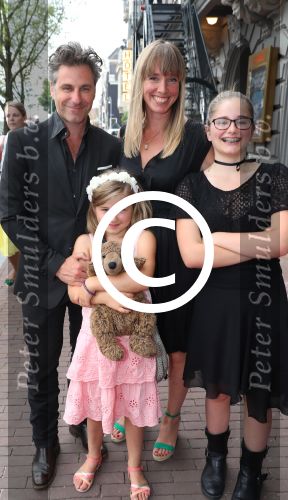 Amsterdam, 23 Augustus 2017 Premiere van Het Zwanenmeer
Nienke Romer met haar gezin en Karin Riethoven