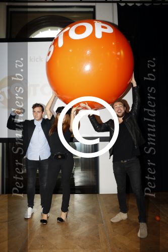Amsterdam 8 september 2017
Presentatie 3 ambassadeurs die dit jaar gaan stoppen met roken met Stoptober, namelijk zanger Nielson, zakenvrouw Olcay Gulsen en radio-DJ Koen Hansen in Vondel CS