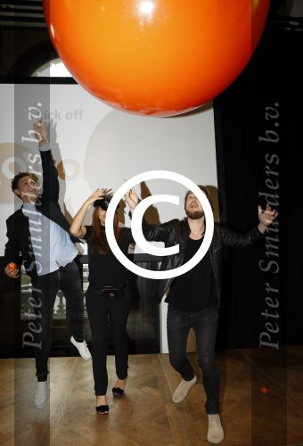Amsterdam 8 september 2017
Presentatie 3 ambassadeurs die dit jaar gaan stoppen met roken met Stoptober, namelijk zanger Nielson, zakenvrouw Olcay Gulsen en radio-DJ Koen Hansen in Vondel CS