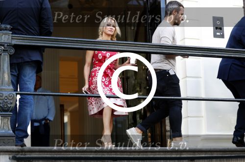 Amsterdam 3 september 2017  
Pamela Anderson vertrekt uit het Waldorf Astoria Hotel