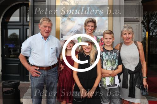 Amsterdam, 23 Augustus 2017 Premiere van Het ZwanenmeeOma en Opa Peter Kemper met hu dochter en kleindochters