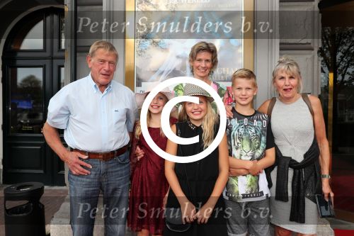 Amsterdam, 23 Augustus 2017 Premiere van Het ZwanenmeeOma en Opa Peter Kemper met hu dochter en kleindochters