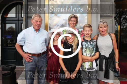 Amsterdam, 23 Augustus 2017 Premiere van Het ZwanenmeeOma en Opa Peter Kemper met hu dochter en kleindochters