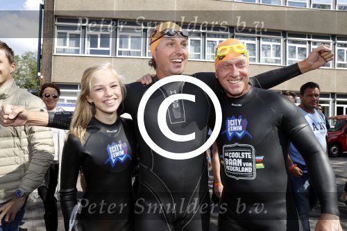 Amsterdam 3 september 2017  
ALS Cityswim in de amsterdamse grachten. Pieter v d Hoogenband met Rintje Ritsma en ...